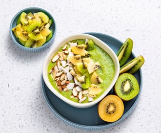Smoothiebowl med gul og grønn kiwi