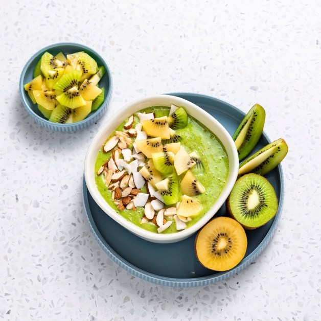 Smoothiebowl med gul og grønn kiwi