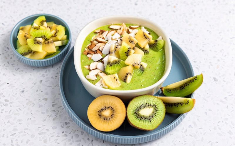 Slik spiser du gul og grønn kiwi