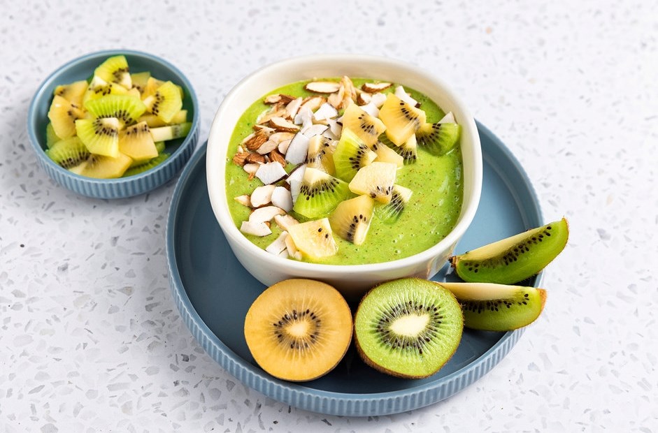 Slik spiser du gul og grønn kiwi