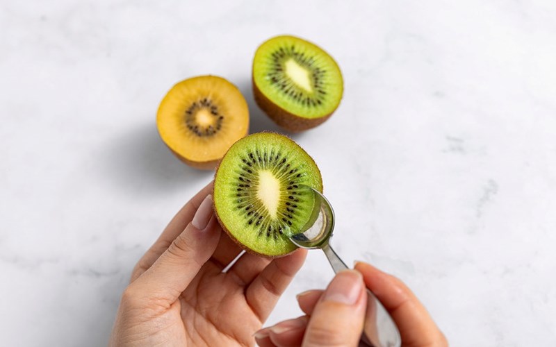 Del kiwien i to og spis med skje – det er den enkleste måten å nyte de friske fruktene.