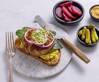Karbonadesmørbrød med ertestuing