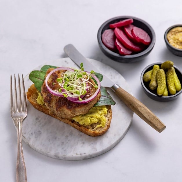 Karbonadesmørbrød med ertestuing