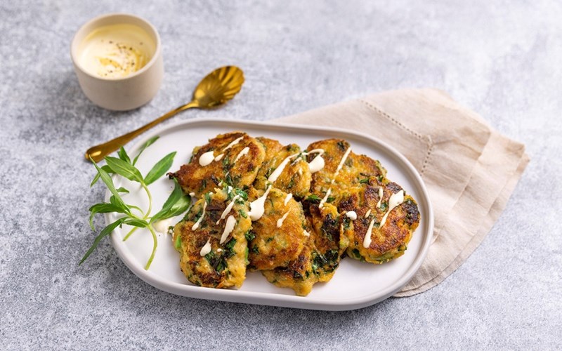 Kålrotstappe er perfekt i lune fritters! Server med en hjemmelaget dijon-dip.