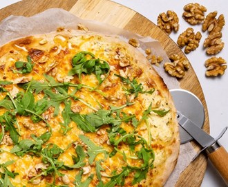 Hvit pizza med ruccula og valnøtter
