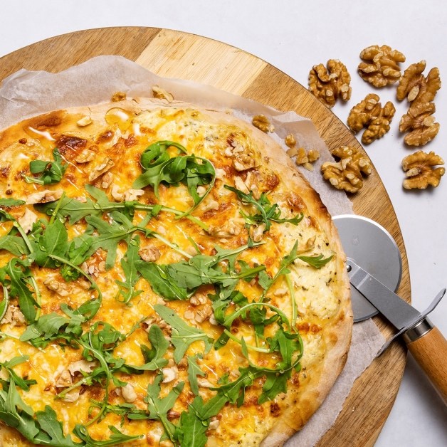 Hvit pizza med ruccula og valnøtter