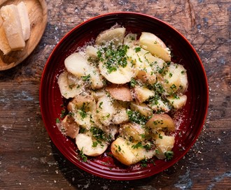 Kokte poteter med parmesan og urter