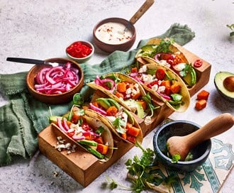 Tacos med krydderstekte søtpoteter, avokado og sursøt rødløk