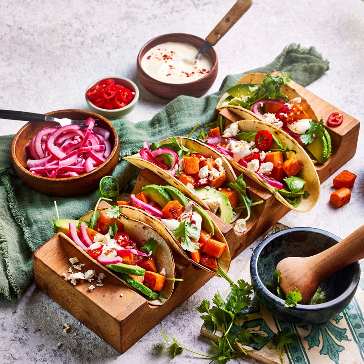Tacos med krydderstekte søtpoteter, avokado og sursøt rødløk