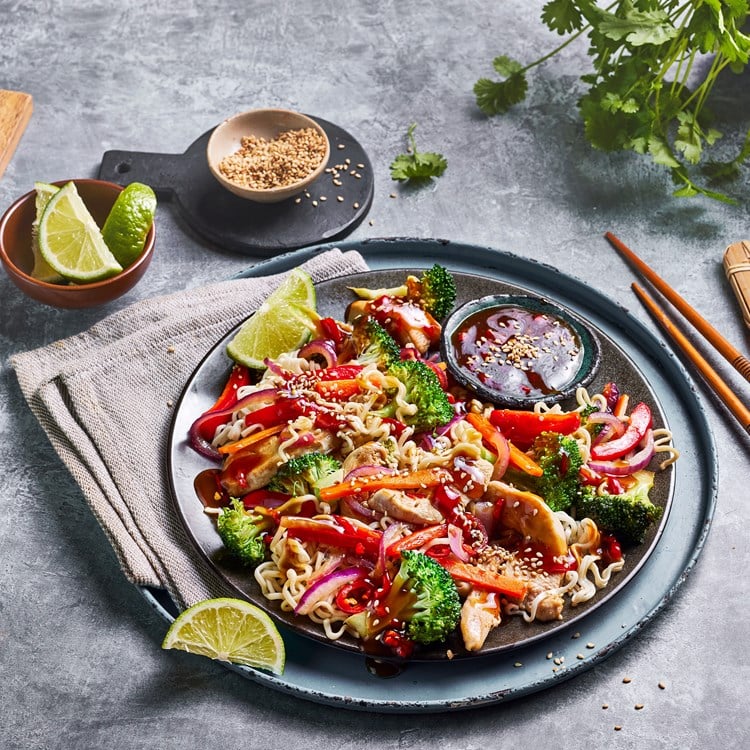 Spicy nudler med brokkoli, gulrot og kylling