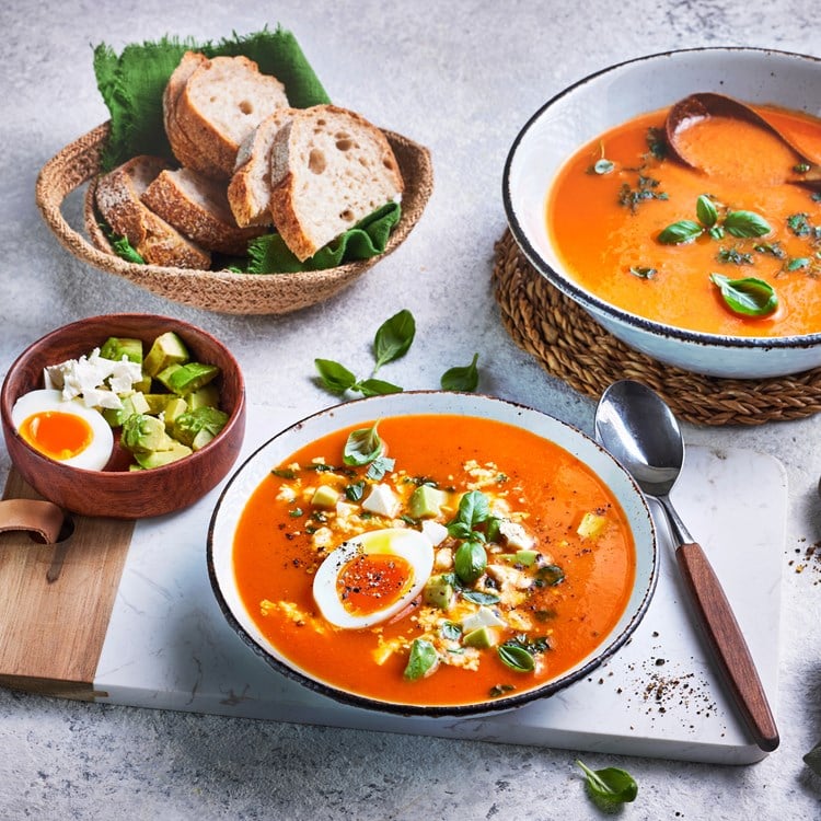 Suppe med paprika, tomat og avokado