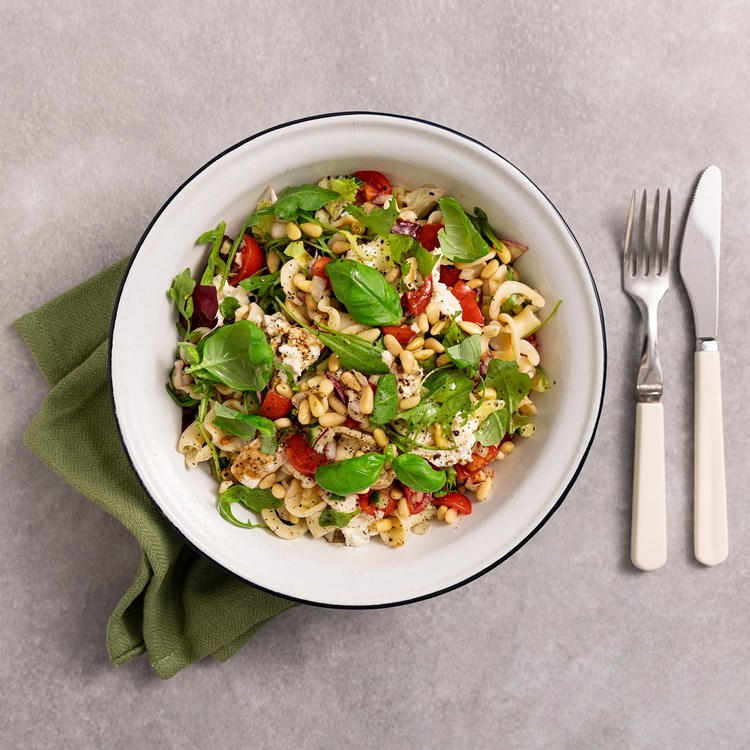 Pastasalat med tomat og mozzarella
