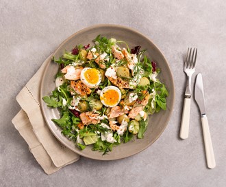Salat med varmrøkt laks, egg og potet