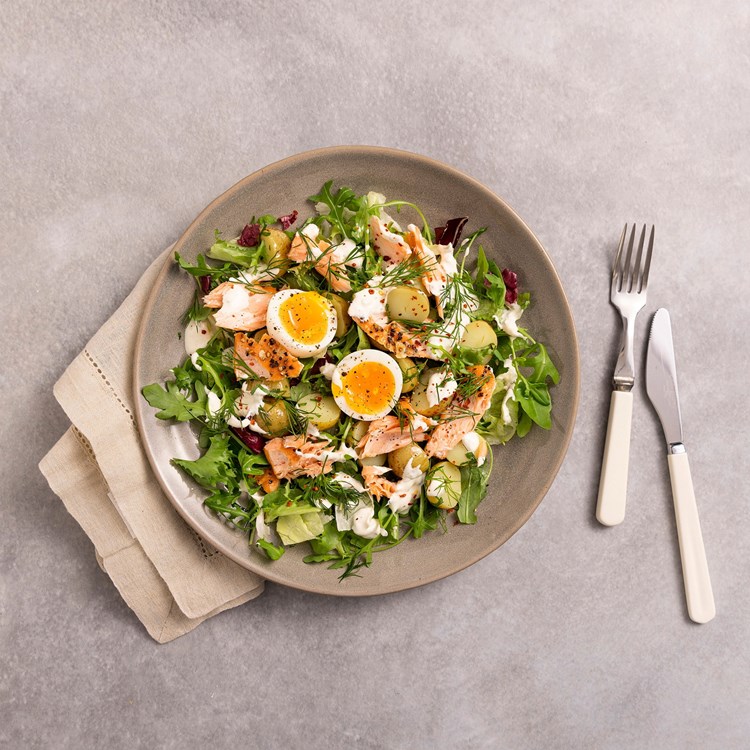 Salat med varmrøkt laks, egg og potet