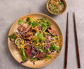 Nudelsalat med biff og lime- og chilidressing