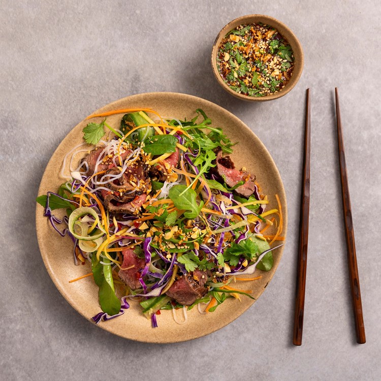 Nudelsalat med biff og lime- og chilidressing
