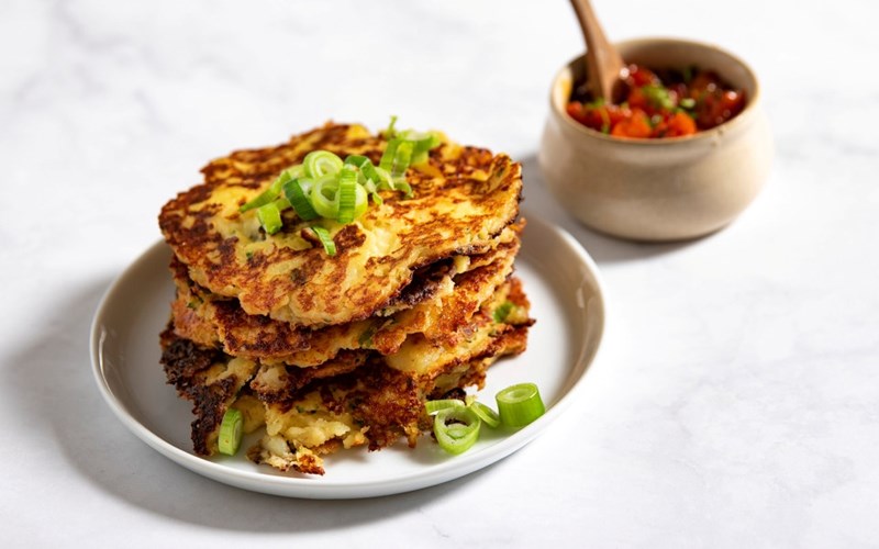 Potetkaker kan serveres til både frokost, lunsj og middag.