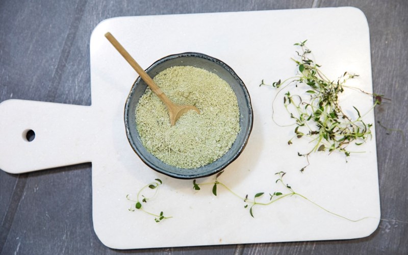 Slik lager du urtesalt