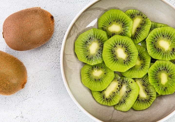 Slik deler og kutter du kiwi