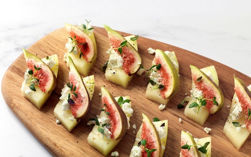 Skiver av honningmelon med fiken og chevre.