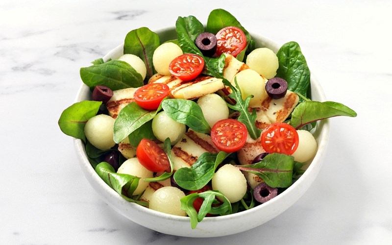Melonsalat med halloumi, oliven, tomat og basilikum.