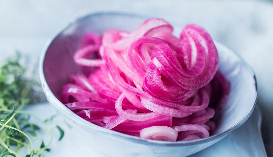 Slik lager du syltet rødløk