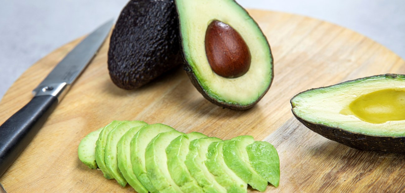 Slik deler og kutter du avokado