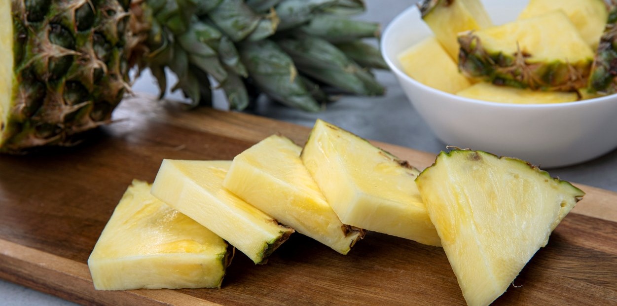 Slik deler og kutter du ananas