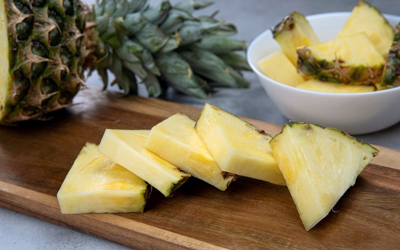 Slik deler og kutter du ananas