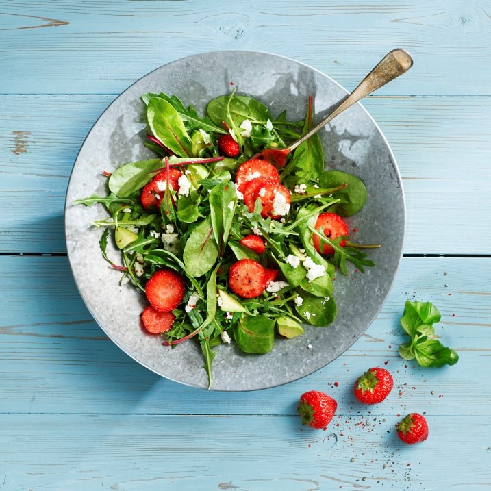 Babyleaf Mix med feta og jordbær