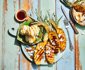 Grillet ananas med karamellsaus og kokosflak