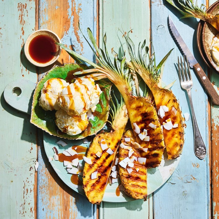 Grillet ananas med karamellsaus og kokosflak