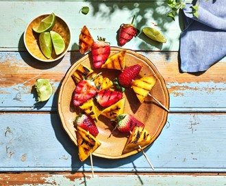 Grillet mango og jordbær på spyd