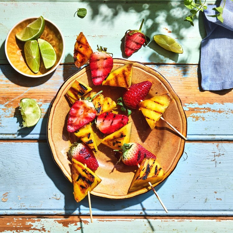 Grillet mango og jordbær på spyd