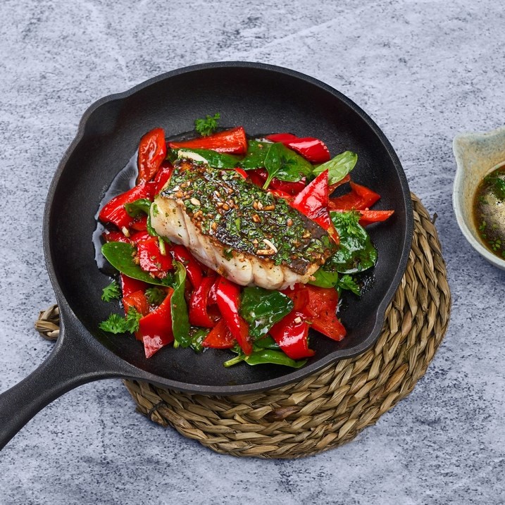 Stekt torsk med spisspaprika og brunet smør med ingefær og soyasaus