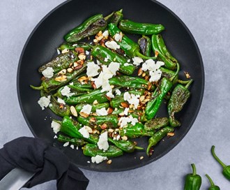Stekte padron med mandler og fetaost