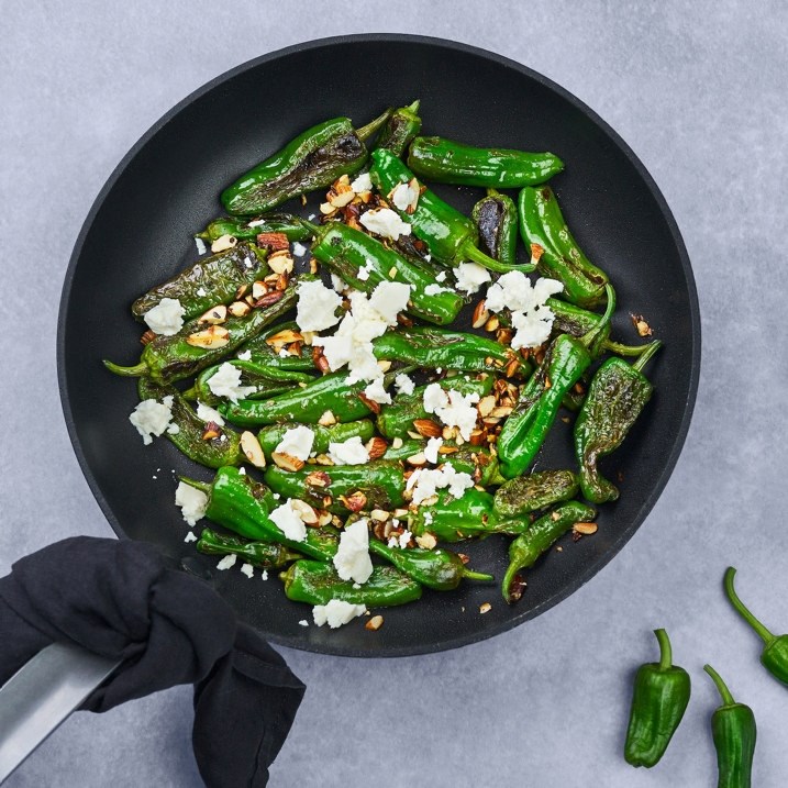 Stekte padron med mandler og fetaost