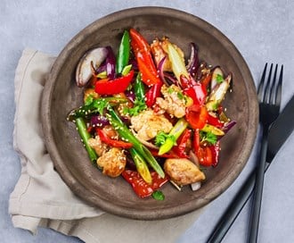 Wok med spisspaprika, kylling og vårløk