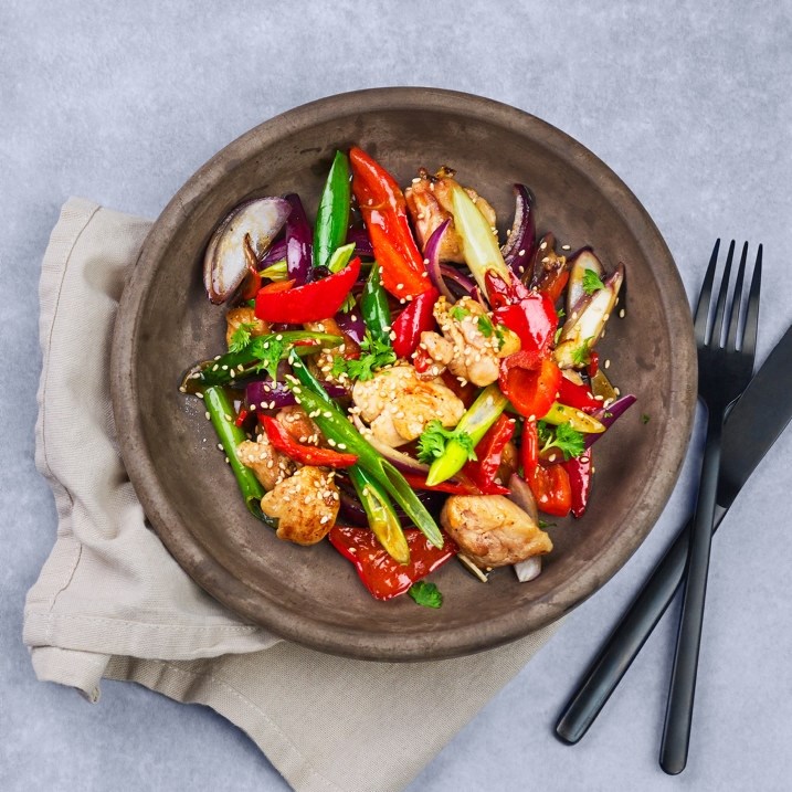 Wok med spisspaprika, kylling og vårløk