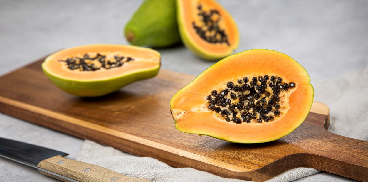 Slik deler og kutter du papaya