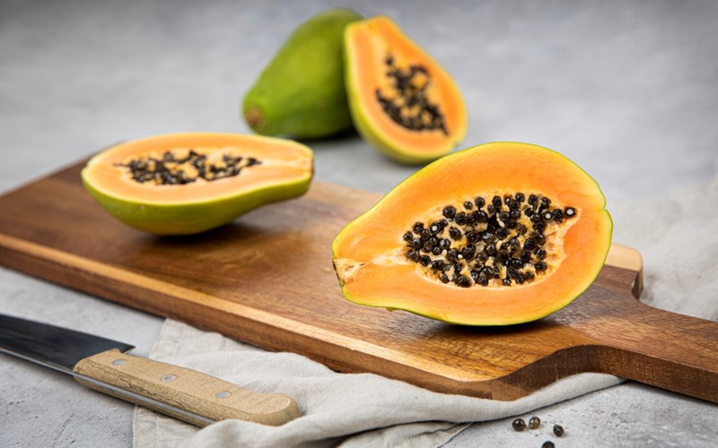 Slik deler og kutter du papaya