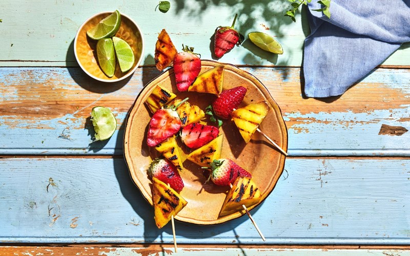 Frukt og grønt på grillen