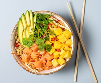 Poke bowl med laks og mango