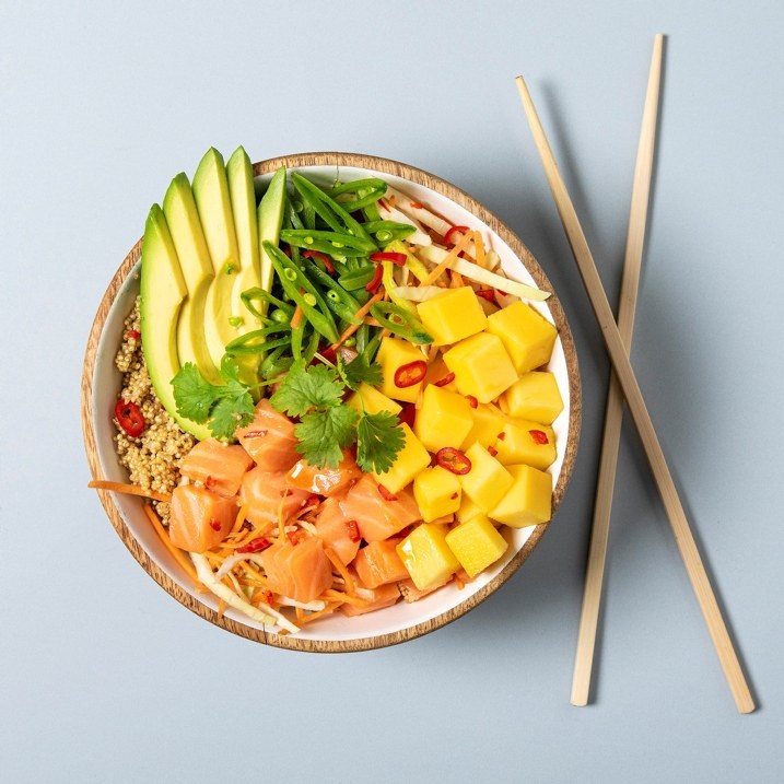 Poke bowl med laks og mango