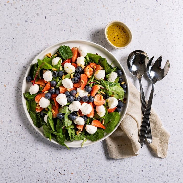 Babyleaf Mix med mozzarella og skogbær