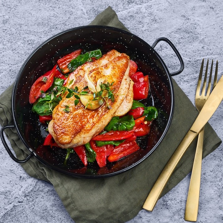 Stekt kylling med søt spisspaprika og spinat