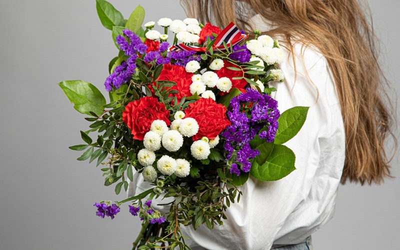 17. mai-stemning med blomster