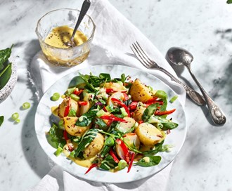 Lun potetsalat med paprika og spinat