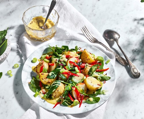 Lun potetsalat med paprika og spinat