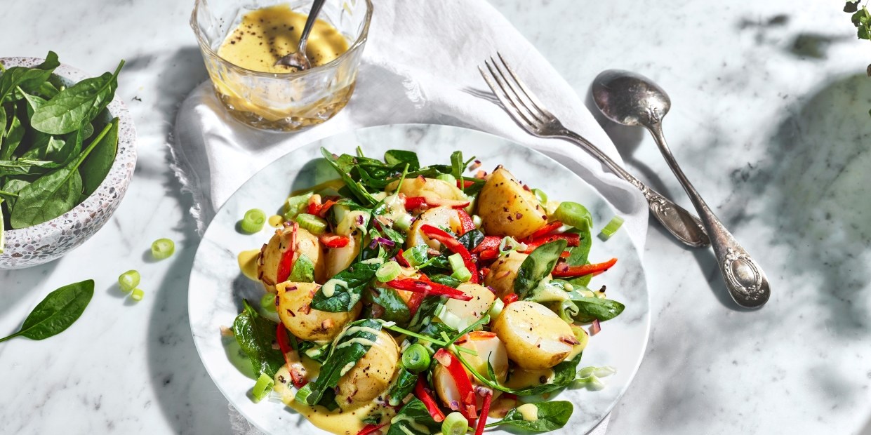Lun potetsalat med paprika og spinat